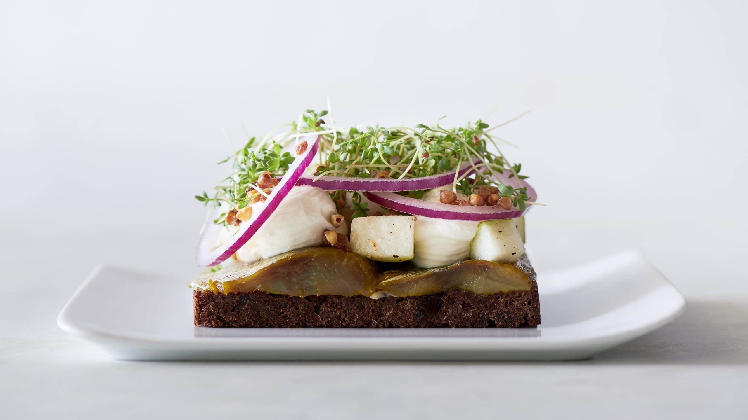 Sildemad med rødløg og karse