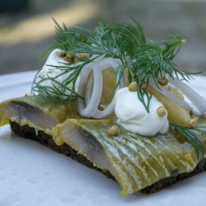 Smørrebrød med Karrysild på rugbrød med dild